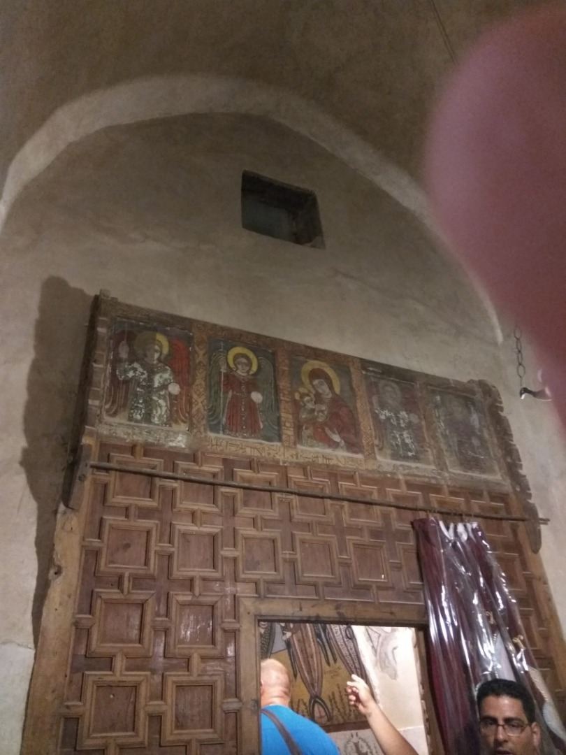 Посредине одна из древнейших икон Божией Матери