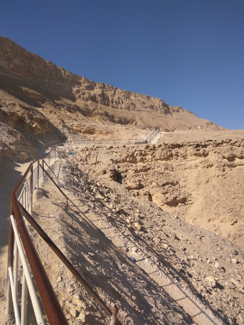 Лестница скрывается за скалой Лестница скрывается за скалой